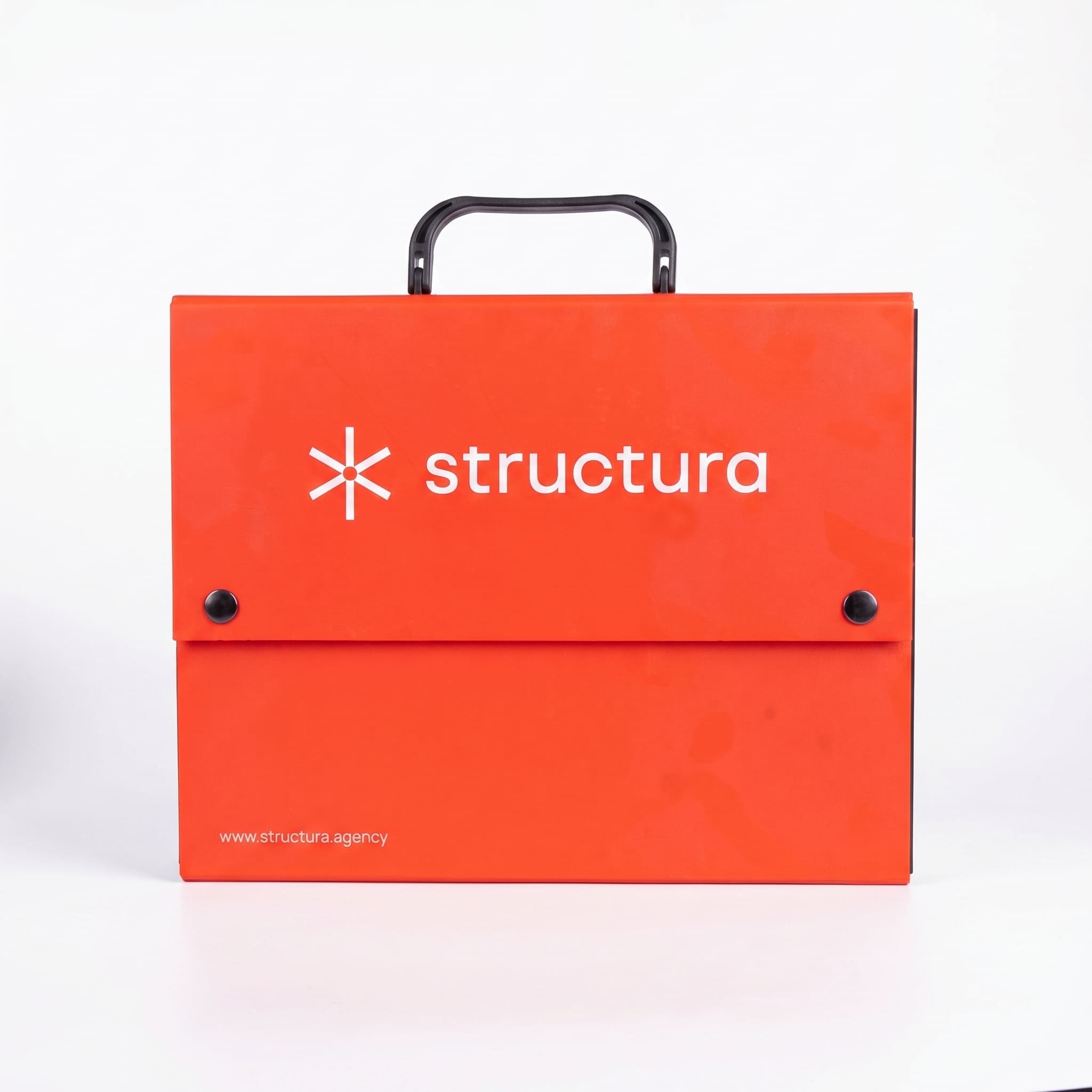 Structura — оранжевый сэмпл-бокс с ручкой и кнопками, вид спереди