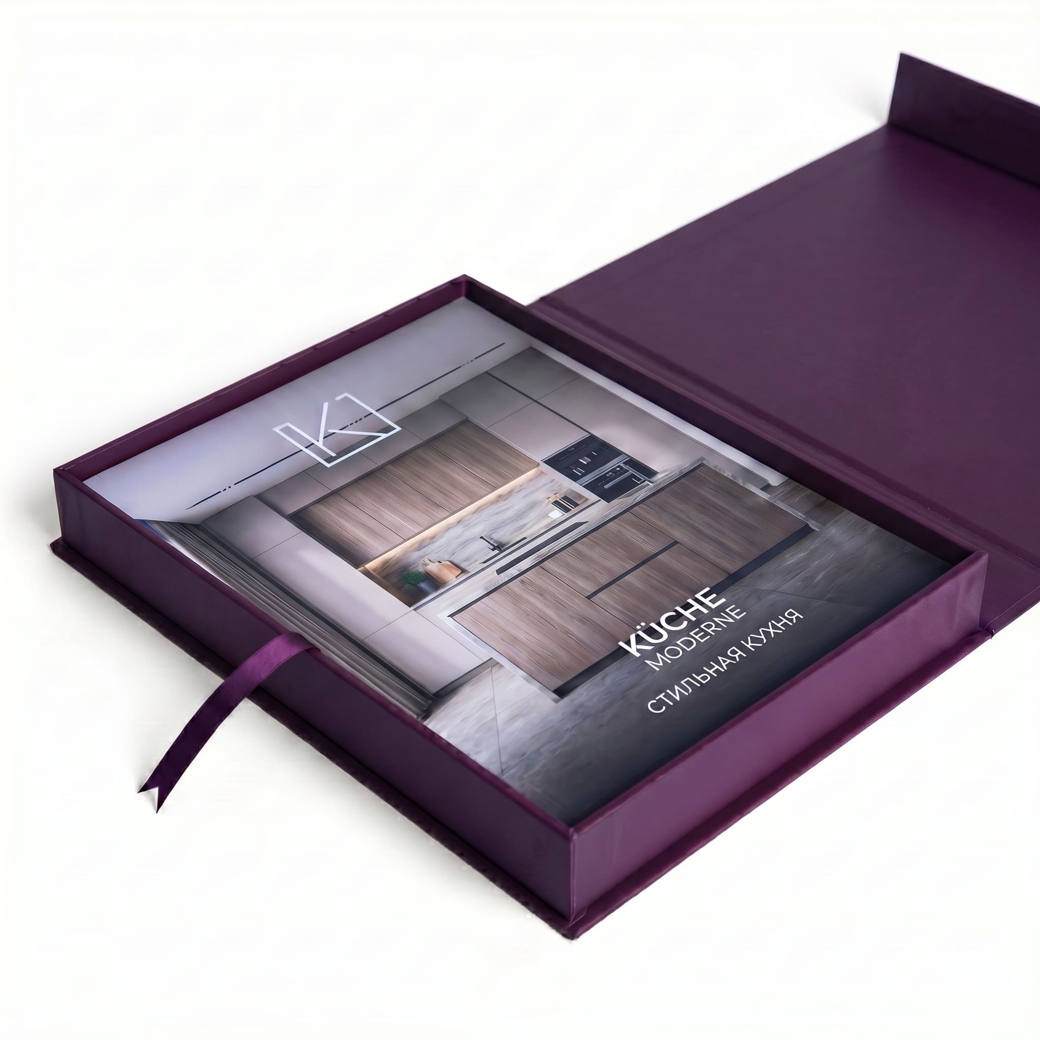 Küche Moderne — фиолетовый сэмпл-бокс с каталогом кухни, открытый с ленточкой