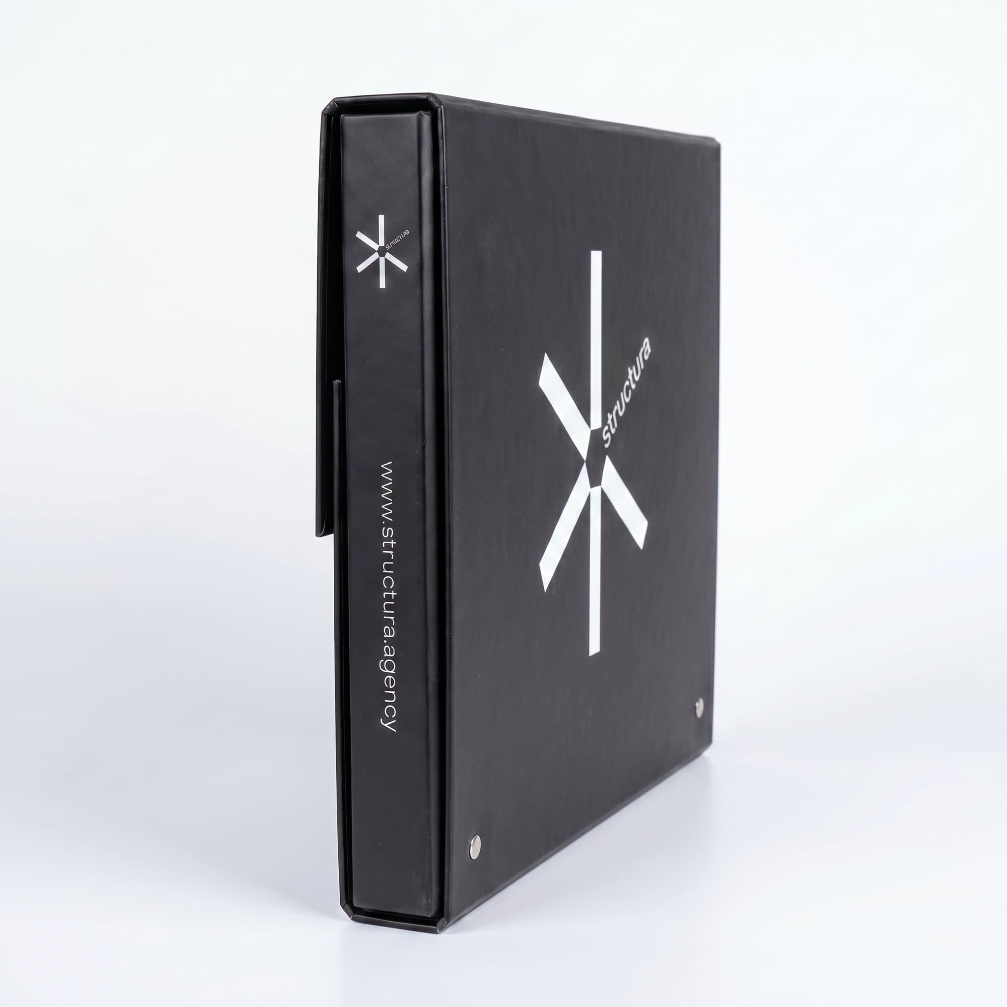 Structura — чёрный сэмпл-бокс с белым логотипом-звездой, вид сбоку