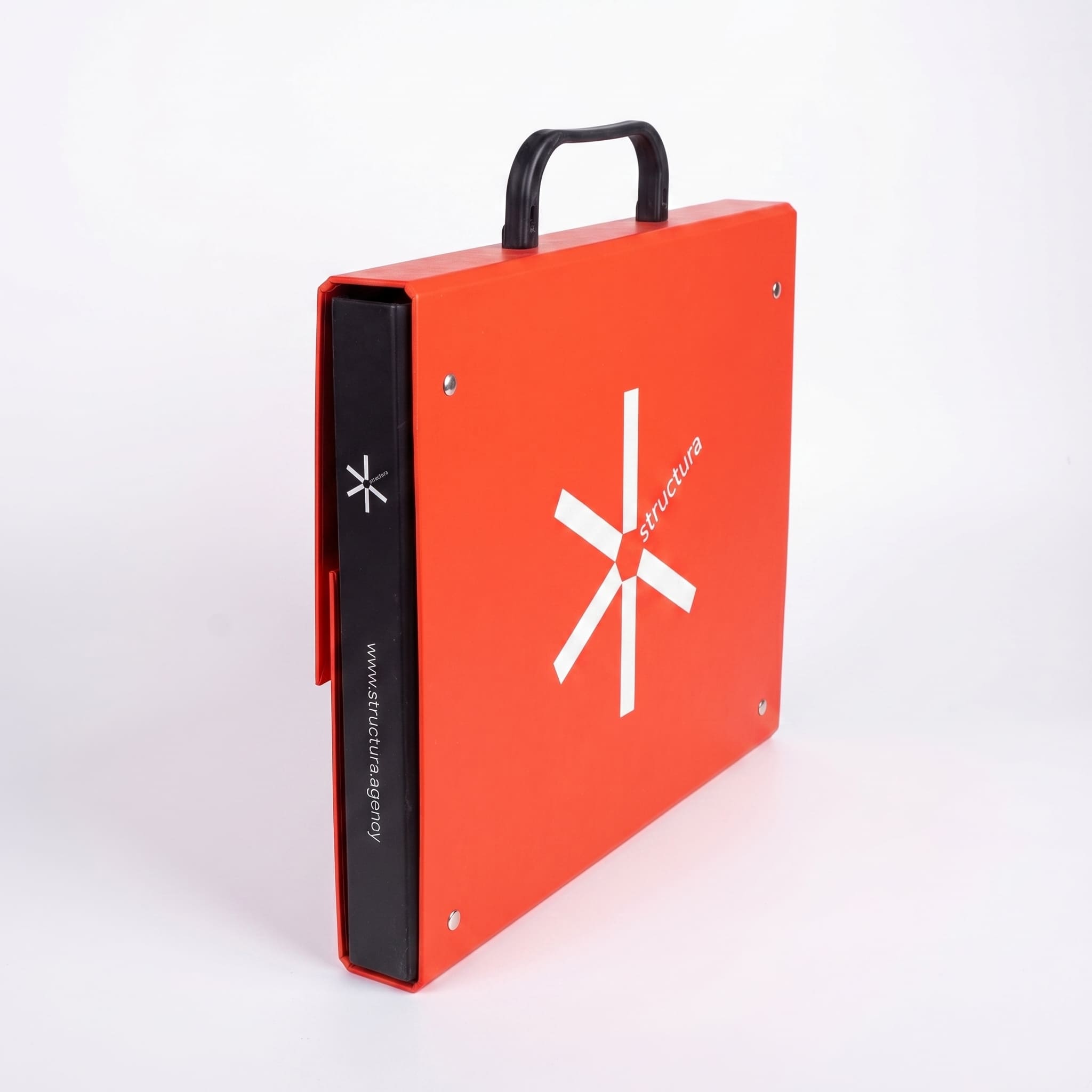 Structura — красный сэмпл-бокс с чёрной ручкой, вид сбоку