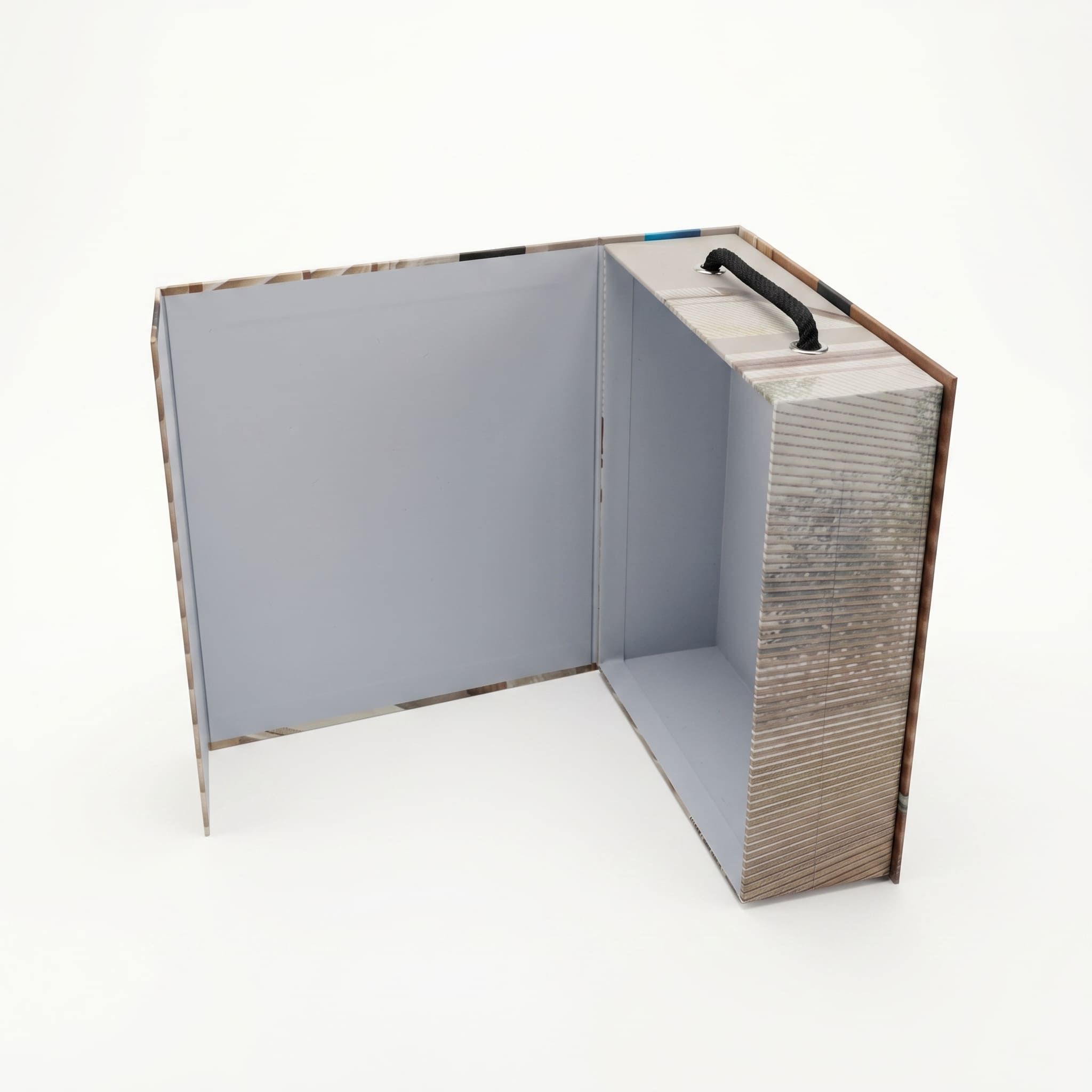 Открытый сэмпл-бокс с блоком образцов напольных покрытий и верёвочной ручкой