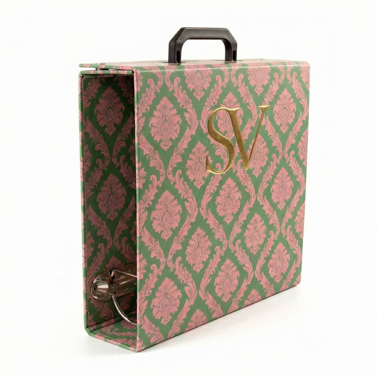 SV — зелёный сэмпл-бокс с розовым дамасским орнаментом и золотым тиснением, ручка